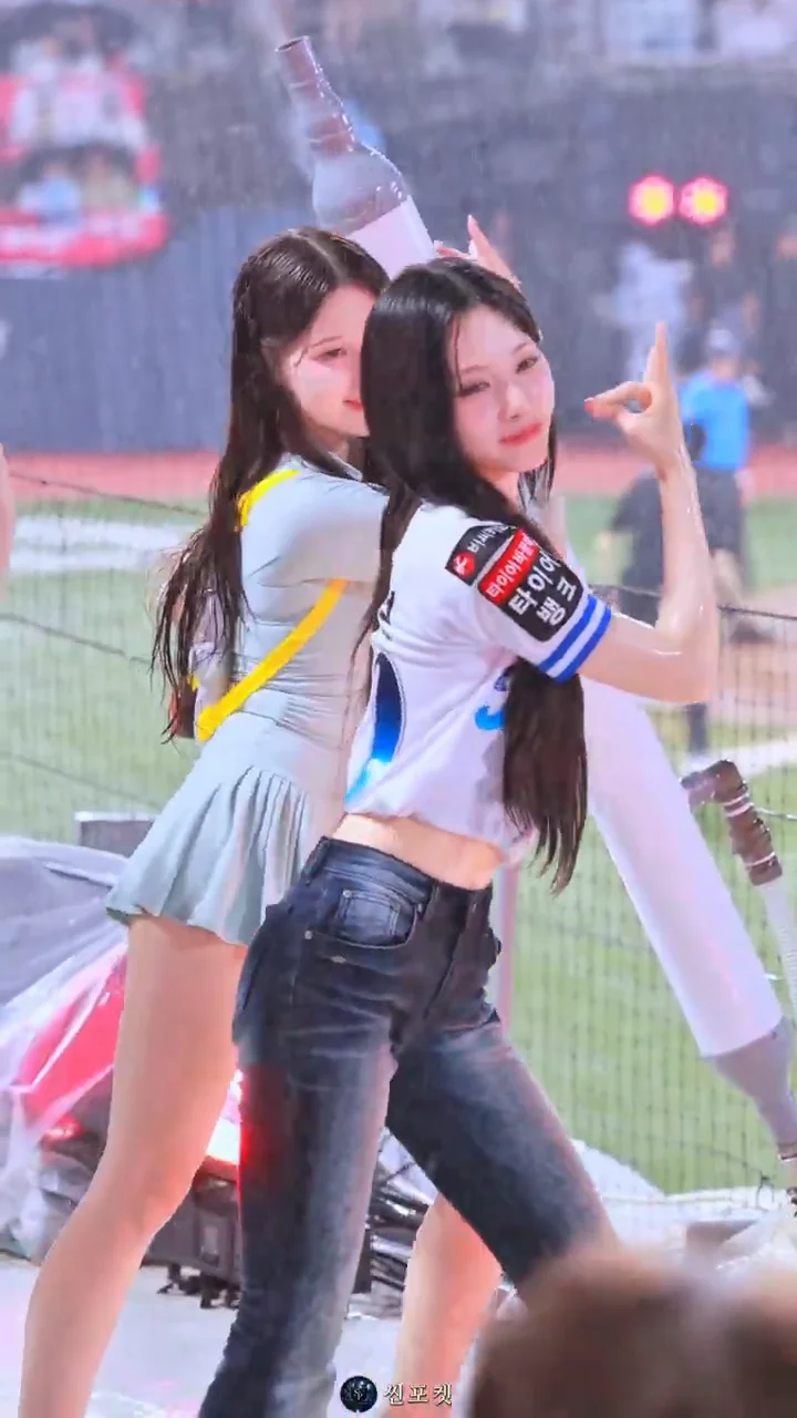 리센느 리브 Hit Me 아웃송 직캠, 야구장의 댄스 모먼트 #리브 #RESCENE #Shorts 영상 이미지